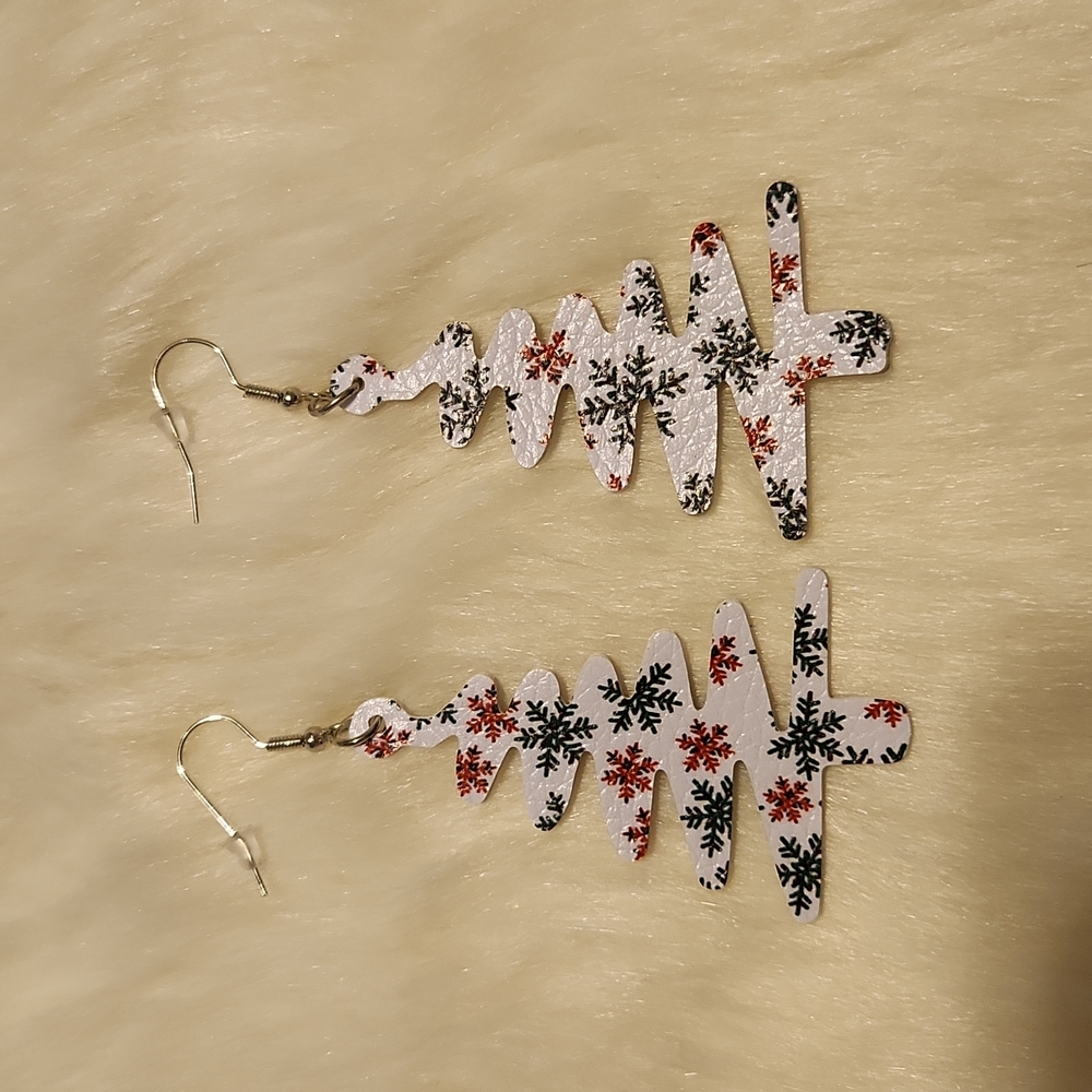 NWT White Zig Zag Christmas Tree Earrings